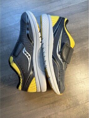 Saucony Kinvara 11 JR Kids Running Shoes Hook & Loop Size 9M (sh3/cp2)